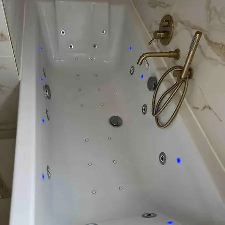 فيلة Piscine A Debordement *