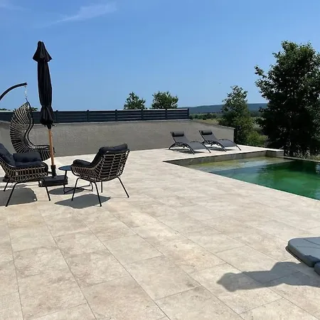 Piscine A Debordement Pignan