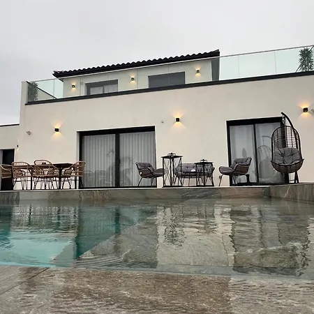 Piscine A Debordement Pignan