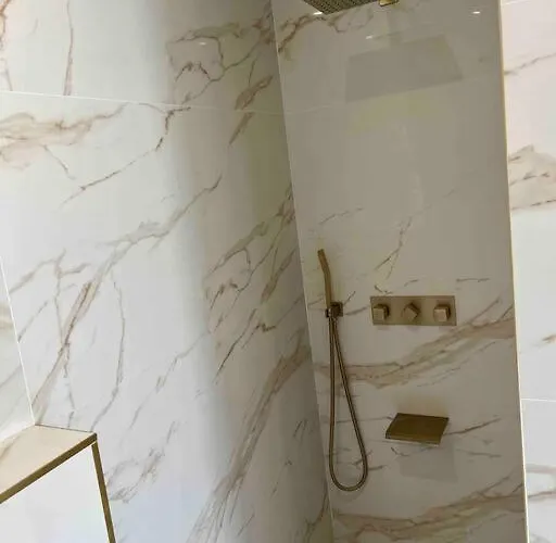 Piscine A Debordement Villa Pignan