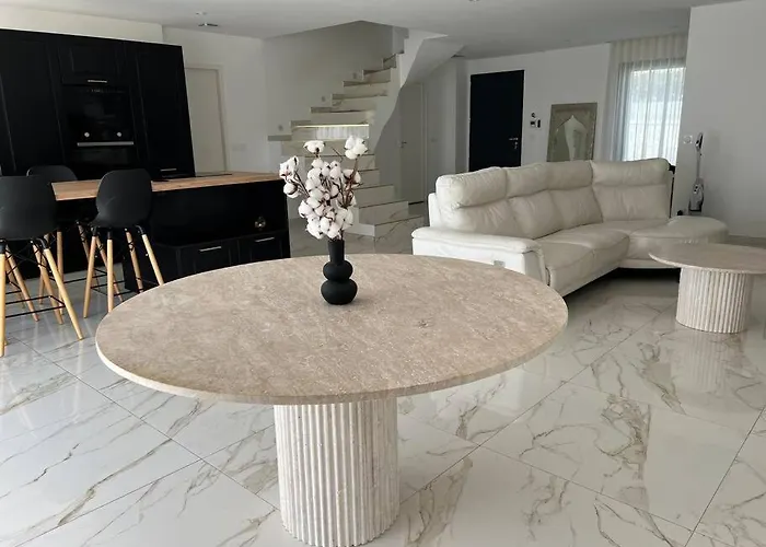 Piscine A Debordement Villa Pignan